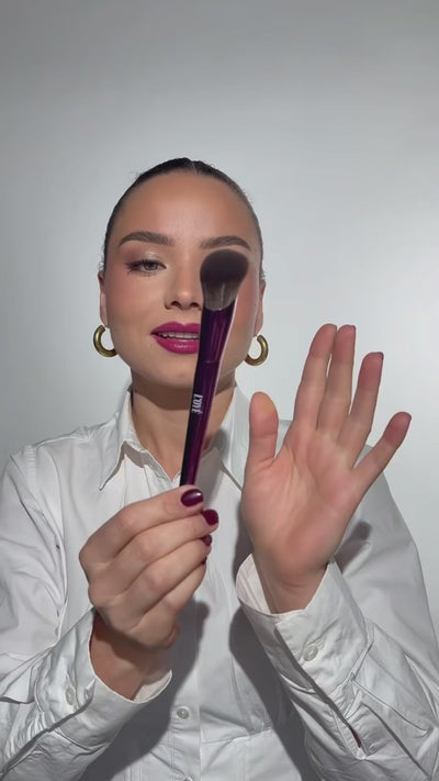 F03 Overachiever van L'OYÉ Cosmetics is een compacte make-upkwast en krachtpatser met een zeer dichte borstel voor maximale dekking. Ideaal voor foundation, concealer en andere dekkende producten. Met zachte buff- en masserende bewegingen zorgt de kwast voor een naadloze camouflage, bouwt dekking op en camoufleert grotere oneffenheden effectief.