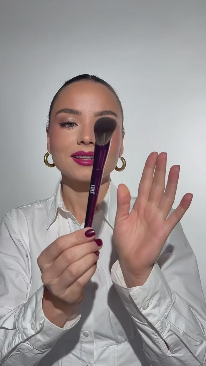 Video laden: F03 Overachiever van L'OYÉ Cosmetics is een compacte make-upkwast en krachtpatser met een zeer dichte borstel voor maximale dekking. Ideaal voor foundation, concealer en andere dekkende producten. Met zachte buff- en masserende bewegingen zorgt de kwast voor een naadloze camouflage, bouwt dekking op en camoufleert grotere oneffenheden effectief.