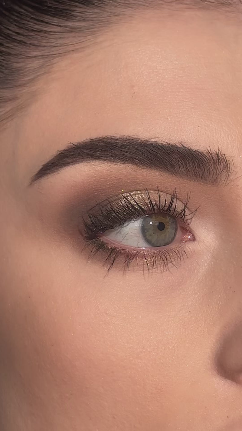 De kleuren Soft Vow, Warm Glow, Silent Garden en Memory zijn speciaal ontworpen voor een warme, natuurlijke en verfijnde look die altijd klopt. Van een frisse dagelijkse glow tot een intensere, gelaagde ooglook: dit palette past zich moeiteloos aan jouw moment aan.