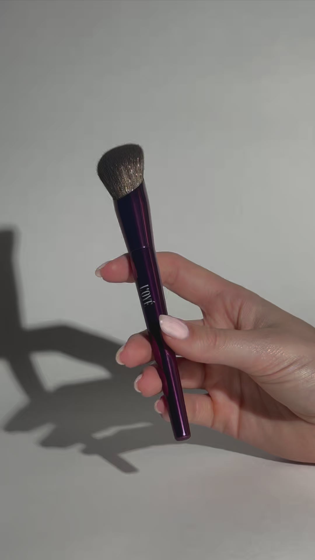 Video laden: L'OYÉ Cosmetics F03 Overachiever - Multi-Use Brush