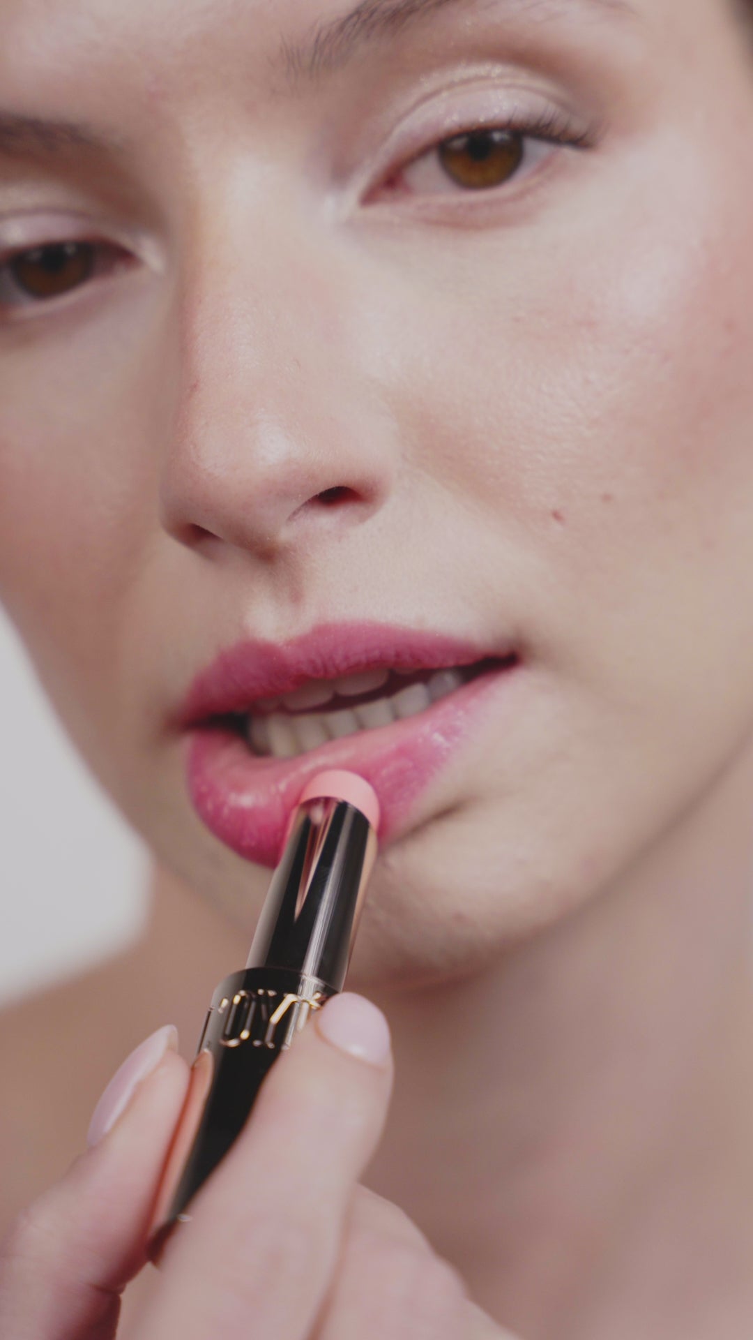 Load video: L'OYÉ Cosmetics Liptease Lipbalm Jamie