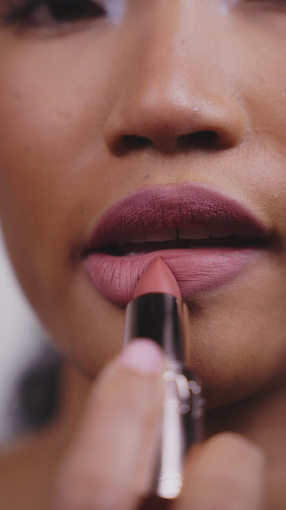 Aura is een tijdloze tint die de natuurlijke vorm van de lippen versterkt, het is de perfecte warm beige nude voor een serene, clean look. Minimalistisch, chic en ethereal. De zachte demi-matte finish van de Ethereal Touch zorgt voor een egaal resultaat zonder droog gevoel. Een veelzijdige lipstick die zich aanpast aan hoe jij hem draagt: strak of zacht.