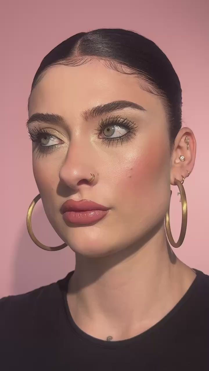 Video laden: De kleuren Soft Vow, Warm Glow, Silent Garden en Memory zijn speciaal ontworpen voor een warme, natuurlijke en verfijnde look die altijd klopt. Van een frisse dagelijkse glow tot een intensere, gelaagde ooglook: dit palette past zich moeiteloos aan jouw moment aan.