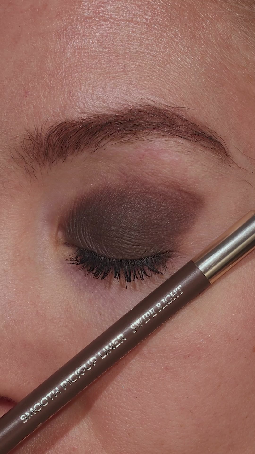 Smooth Pick-up Eyeliner Swipe Right