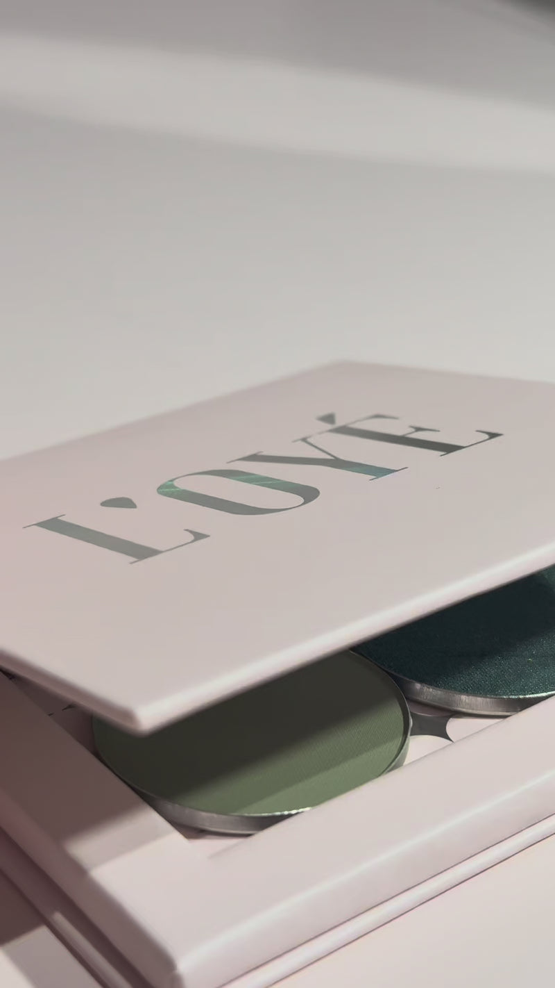 Compact, veelzijdig en perfect voor elke dag. De Backstage Sinners Bundle van L'OYÉ Cosmetics is jouw go-to palette voor een look die blijft opvallen.