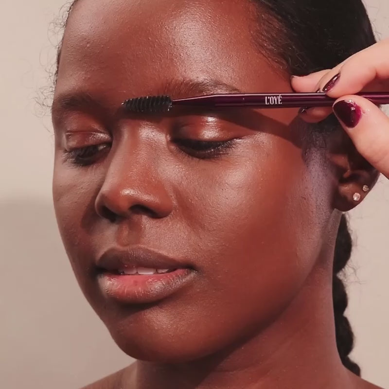 Video laden: <div class="metafield-rich_text_field"><p>Gebruik de <strong>E09 Perfect Brow Spoolie</strong> om je wenkbrauwen te stylen en te verzachten na het aanbrengen van wenkbrauwproducten, of kam je wimpers door voor een mooi verzorgd resultaat. De klassieke spoolie-vorm maakt hem veelzijdig en eenvoudig in gebruik.<br />
<br />
De stevige, flexibele synthetische haren kammen nauwkeurig zonder onnodig aan de haartjes te trekken.</p></div>