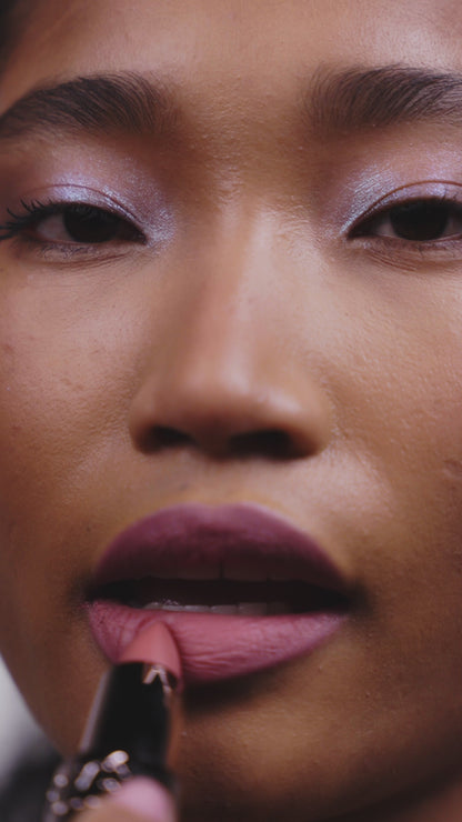 Moonlit is een ingetogen tint met een poëtische uitstraling. Een zachte warm peachy nude met een romantische uitstraling. Licht, vrouwelijk en effortless chic. De soft-focus demi-matte finish verzacht de lipcontour en zorgt voor een gelijkmatige, verzorgde look. Ethereal Touch is comfortabel om te dragen en ideaal voor een subtiele, gedefinieerde lip.