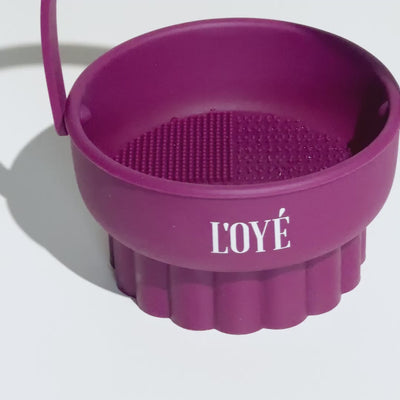 The Brush Pot van L'OYÉ Cosmetics is een tool die speciaal gemaakt is voor het reinigen, drogen en opbergen van de brushes. Te gebruiken met de Pro Eyeshadow Brushes maar ook de nieuwe Pro Face Brushes. Gebruik de binnenkant om de brushes te wassen en steek daarna de brushes in de gaatjes om ze vervolgens ondersteboven te laten drogen.