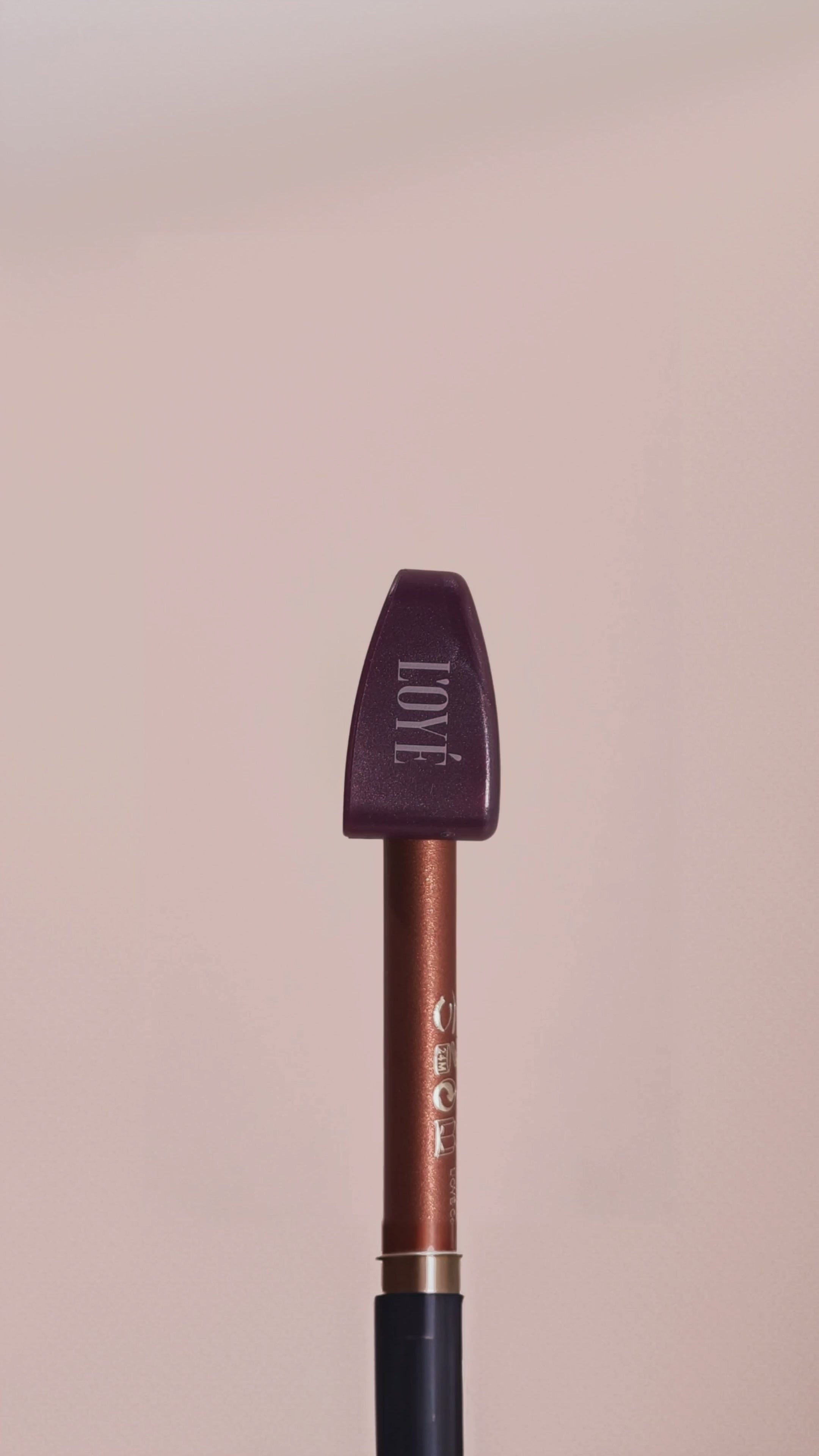 Load video: <div class="metafield-rich_text_field"><p>Met deze handige puntenslijper voor jouw L'OYÉ Smooth Pick-up Eyeliners en Lipliners creëer je moeiteloos een ultra-precieze punt, zodat je jouw favoriete liner perfect kunt aanbrengen. Van een strakke lipcontour tot een scherpe eyelinerwing: jij hebt de controle.</p></div>