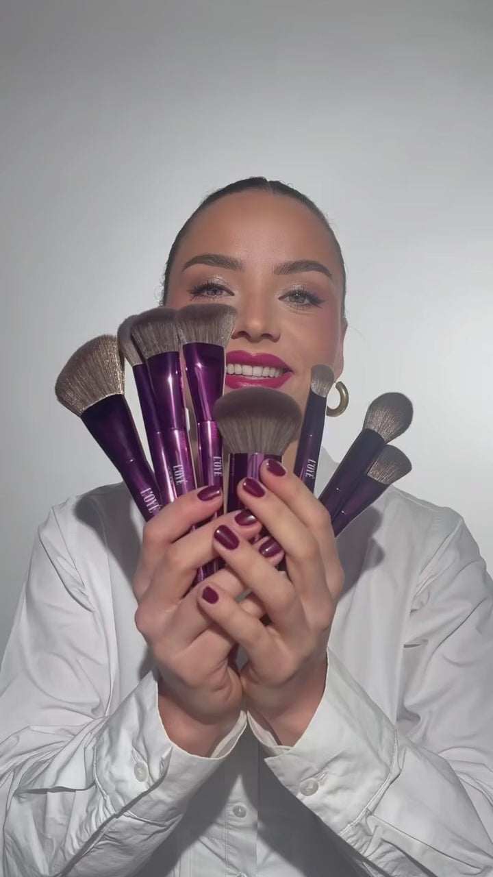 Video laden: Michelle van L'OYÉ Cosmetics legt je uit waarom je The Ultimate Face Brush Set móet hebben. Elke brush in deze collectie heeft een specifieke functie. Verschillende zones van het gezicht, verschillende producten en verschillende technieken vragen om andere vormen, dichtheden en haarlengtes. Door de juiste brush voor de juiste stap te gebruiken, blendt make-up mooier, wordt product gelijkmatiger verdeeld, krijg je meer controle over dekking en creëer je een zichtbaar professioneler resultaat.