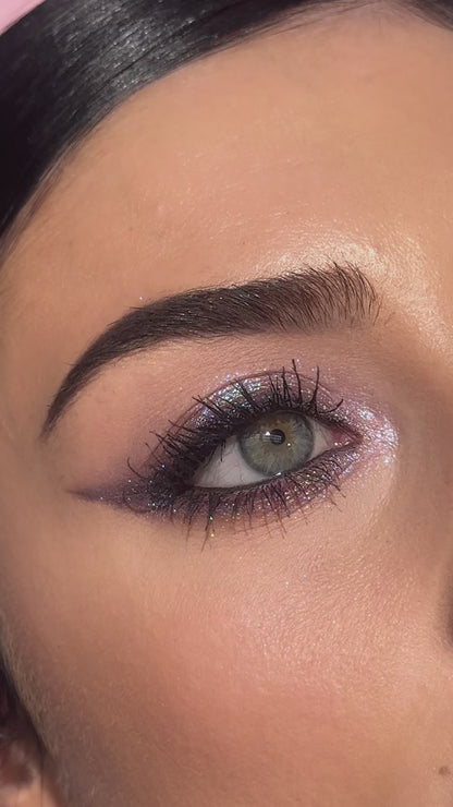 De Glittery Treats bundle van L'OYÉ biedt fonkelende accenten die het licht vangen bij elke beweging, gecombineerd met satin shades die voelen als een luxe cadeautje voor jezelf