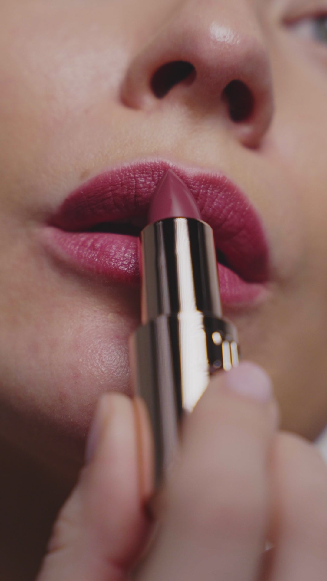 Video laden: L'OYÉ Cosmetics Dewy Dream Lipstick Mystic