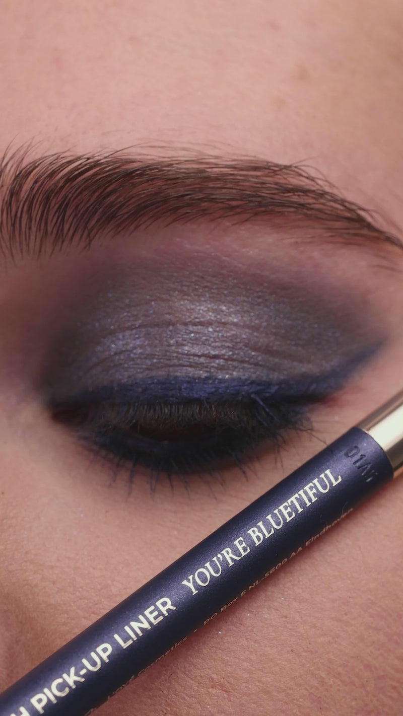 Metallic Pick up Liner van L'OYÉ Cosmetics is een waterproof oogpotlood. Dit in de kleur You're Bluetiful, bekijk ook de andere 28 kleuren.