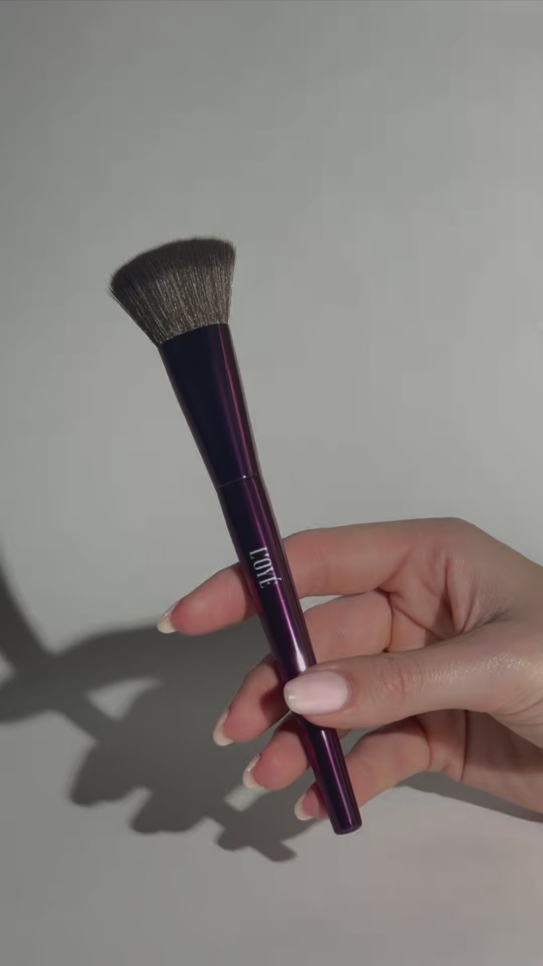 Video laden: L'OYÉ Cosmetics F04 Sculptress - Bronzer &amp; Contour Brush
