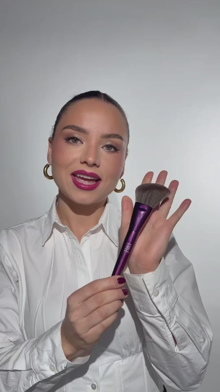 F05 Glowmate van L'OYÉ Cosmetics is een grote, luchtige en moeiteloze make-upkwast met zachte lange haren en een lichte tot medium dichtheid. Ideaal voor het aanbrengen van bronzer en face- & bodybronzers. Met brede sweeping bewegingen over het gezicht, de hals en het lichaam verspreidt de kwast bronzer snel en egaal, waardoor een natuurlijke sunkissed glow ontstaat.