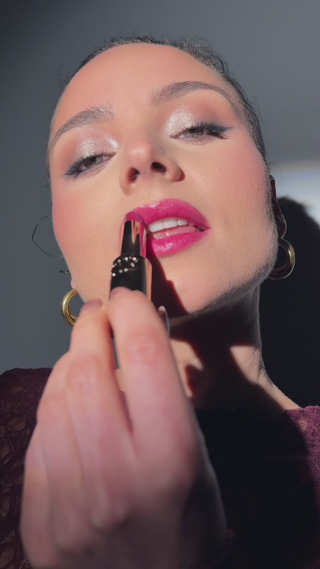 Video laden: Ontdek Franky, de glossy lipbalm met een mysterieuze, zelfverzekerde uitstraling. De diepe, juicy burgundy tint voelt luxe aan. Intens, verleidelijk en perfect voor een subtiele statement lip.