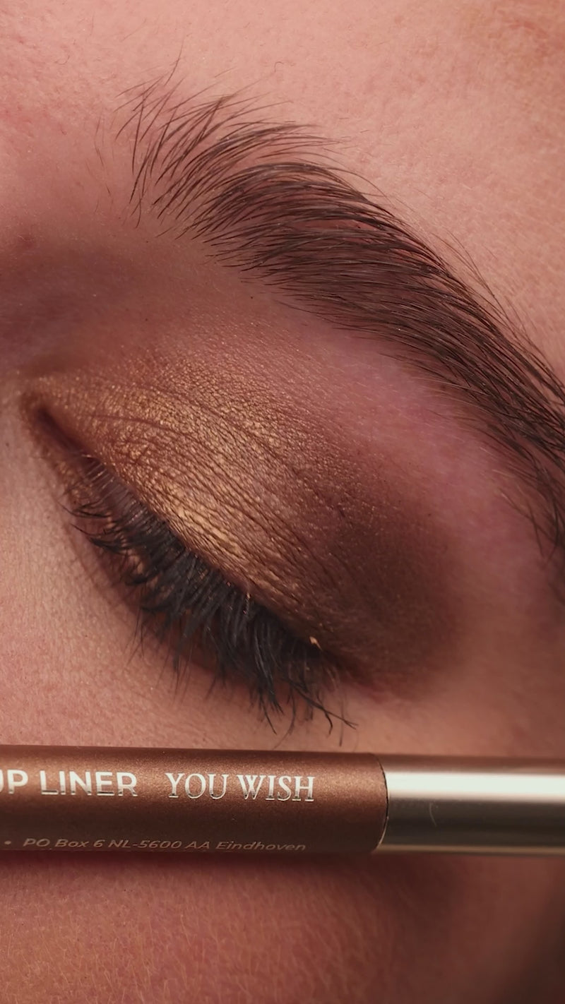 Metallic Pick up Liner van L'OYÉ Cosmetics is een waterproof oogpotlood. Dit in de kleur You Wish, bekijk ook de andere 28 kleuren.