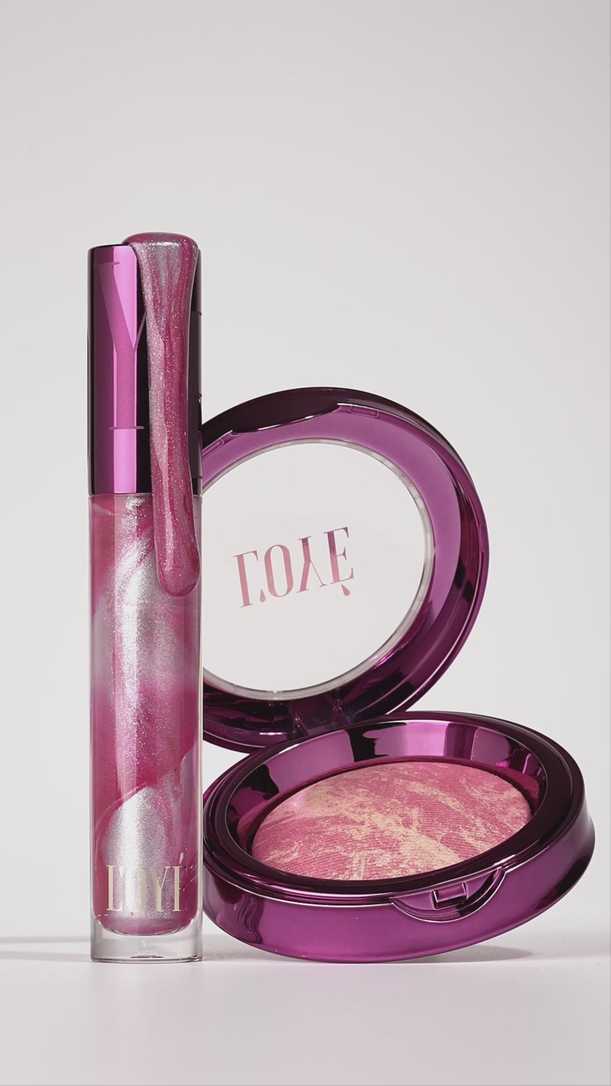 Video laden: <div class="metafield-rich_text_field"><p><em>The Velvet Cherry — 3 g</em></p><p>Swirled, baked &amp; velvety soft.</p><p>Een gemarmerde baked blush met een zijdezachte, gewichtloze textuur en opbouwbare cherry colour. De verschillende tinten smelten tijdens het aanbrengen samen tot een multidimensionale flush met een zachte glow. De formule bevat onder andere <strong>squalane</strong>, dat bijdraagt aan het zachte, comfortabele huidgevoel, terwijl fijne lichtreflecterende pigmenten de kleur die levendige, luminous dimensie geven.</p><p><strong>Velvety soft • Buildable • Marbled • Luminous cherry glow</strong></p></div>