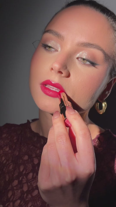 Ontdek Leo, de glossy lipbalm met energie en zelfvertrouwen. Een vurige mix van roodtinten en felroze maakt jouw sheer look speels én sexy. 