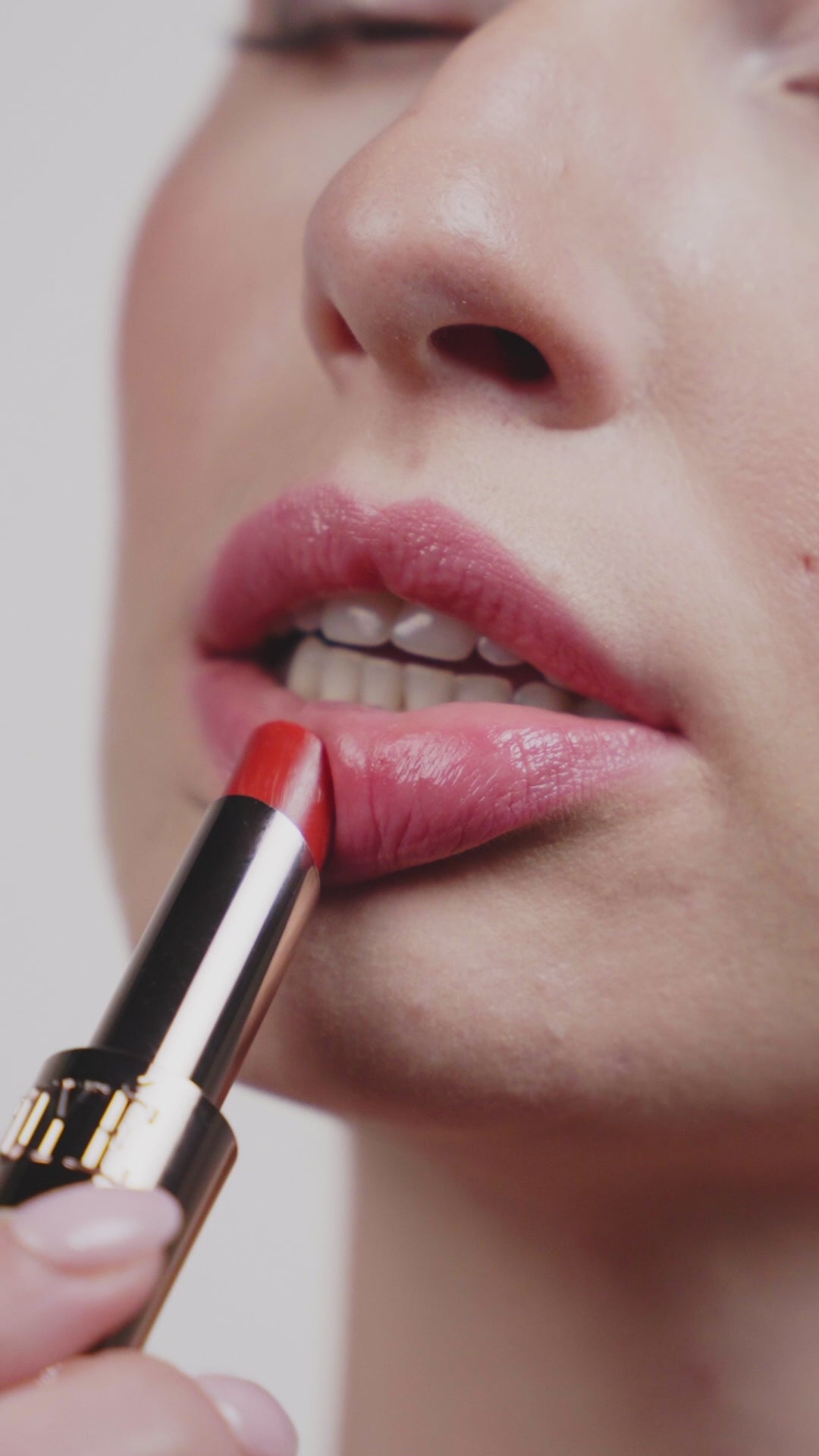 Load video: L'OYÉ Cosmetics Liptease Lipbalm Vince