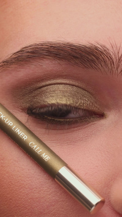 Metallic Pick up Liner van L'OYÉ Cosmetics is een waterproof oogpotlood. Dit in de kleur Call Me, bekijk ook de andere 28 kleuren.