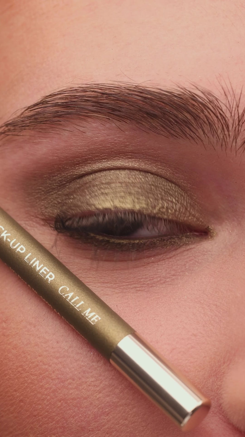 Metallic Pick up Liner van L'OYÉ Cosmetics is een waterproof oogpotlood. Dit in de kleur Call Me, bekijk ook de andere 28 kleuren.