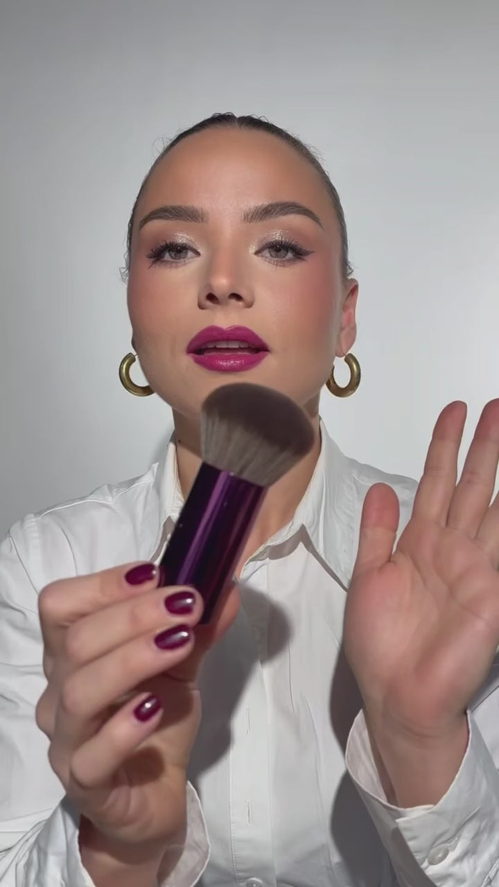 Video laden: F01 Bestie Kabuki Brush van L'OYÉ Cosmetics is een stevige, compacte make-upkwast met een zeer dichte borstel, perfect voor het creëren van een egale basis. Geschikt voor primer, foundation en setting powder. Met buff- en ronddraaiende bewegingen verdeelt de kwast product gelijkmatig over het gezicht en laat make-up naadloos samensmelten met de huid voor een streeploze, perfecte finish.