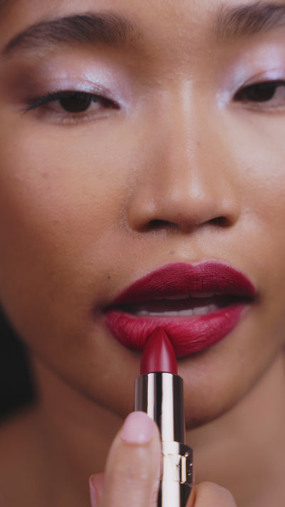 Celeste is een diepe tint die de lippen definieert; een heldere, krachtige rode tint met een matte, high-impact finish. Tijdloos, bold en puur celestial. De demi-matte finish van Ethereal Touch balanceert perfect tussen mat en satijn en geeft een elegante uitstraling. De lipstick laat zich zowel precies als diffuus dragen.