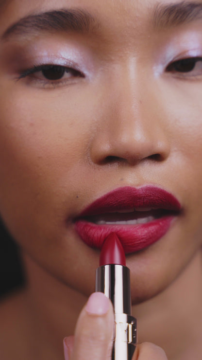 Celeste is een diepe tint die de lippen definieert; een heldere, krachtige rode tint met een matte, high-impact finish. Tijdloos, bold en puur celestial. De demi-matte finish van Ethereal Touch balanceert perfect tussen mat en satijn en geeft een elegante uitstraling. De lipstick laat zich zowel precies als diffuus dragen.