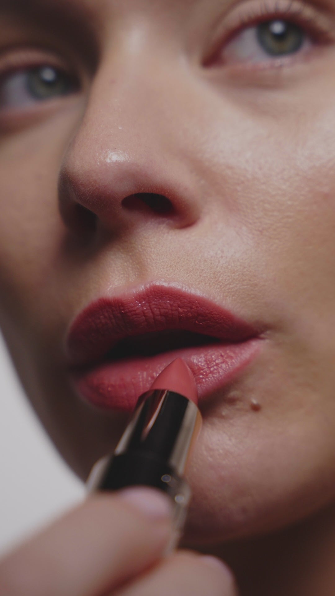 Video laden: L'OYÉ Cosmetics Dewy Dream Lipstick Lucid