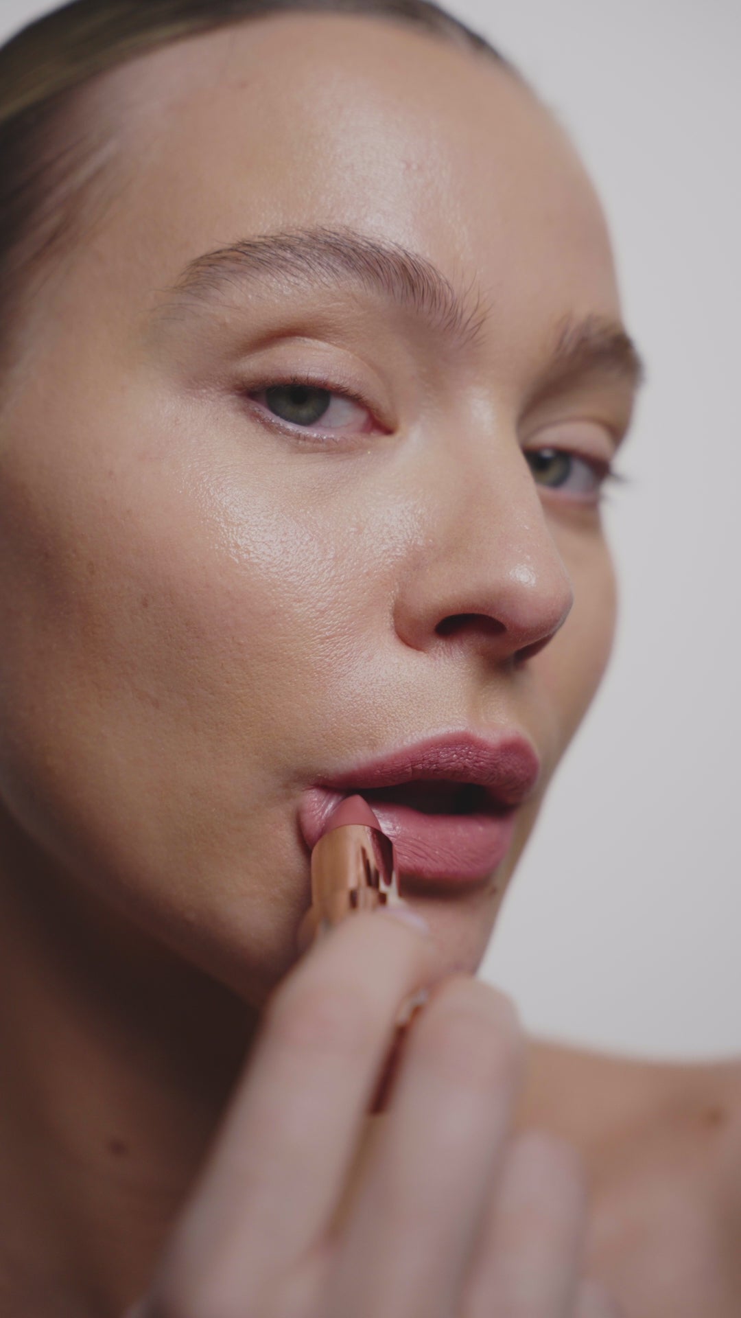 Video laden: L'OYÉ Cosmetics Dewy Dream Lipstick Day