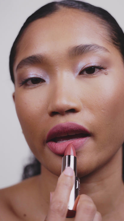 Eclipse is een ingetogen tint die definitie geeft zonder hard te ogen. De frisse warm peach tint laat je lippen subtiel stralen. Zacht, clean en luchtig met een kosmische warmte. De soft-focus demi-matte finish van Ethereal Touch verspreidt het licht subtiel, waardoor de lippen egaal en verzorgd ogen. Perfect voor een krachtige look die toch zacht en verfijnd blijft aanvoelen.