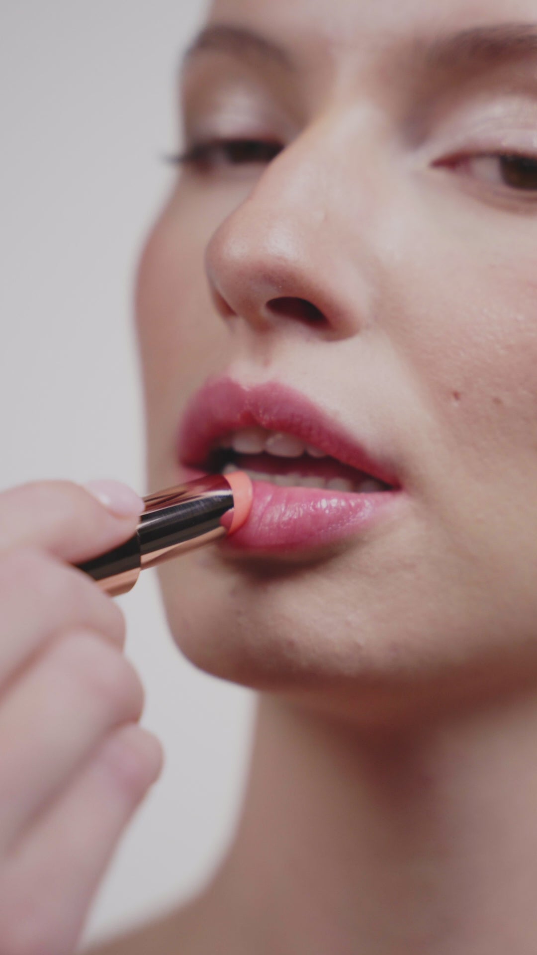 Load video: L'OYÉ Cosmetics Liptease Lipbalm Brad