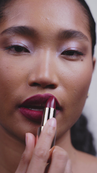 Flare heeft een diepe burgundy kleur met cherry undertones. Intens, sensueel en krachtig. Deze matte tint straalt pure cosmic confidence uit. De soft-focus demi-matte finish van Ethereal Touch geeft de lippen een levendige uitstraling zonder droog aan te voelen. De kleur oogt egaal en verzorgd en voelt licht en comfortabel aan, of je hem nu strak aanbrengt of zacht in dept.