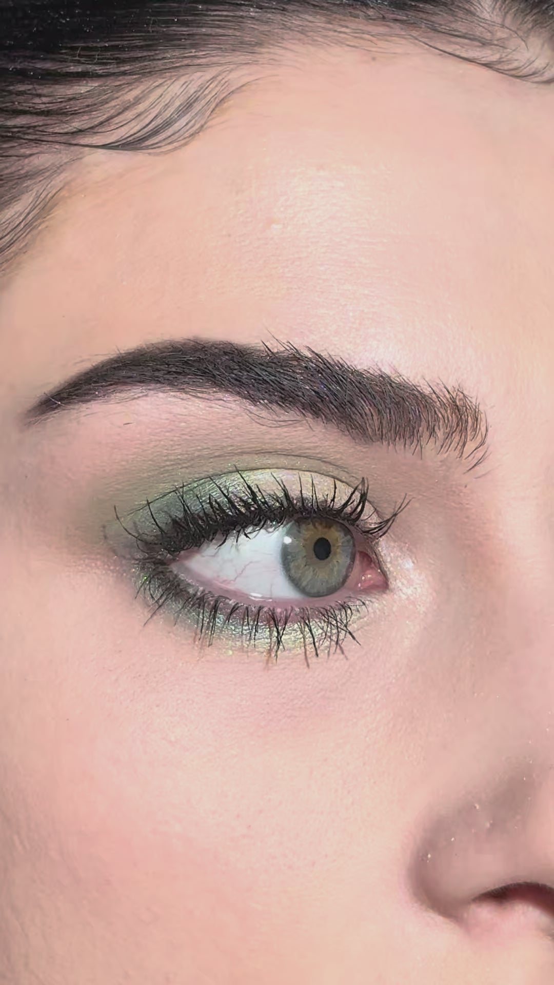  Van een frisse, lichte sparkle tot een diepe, mysterieuze, groene blik, met de Pressed Eyeshadows Fizz, Backstage en Sin creëer je moeiteloos elke vibe. 