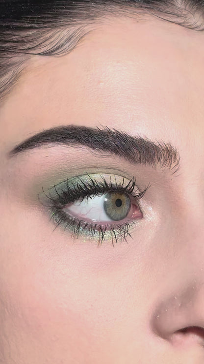  Van een frisse, lichte sparkle tot een diepe, mysterieuze, groene blik, met de Pressed Eyeshadows Fizz, Backstage en Sin creëer je moeiteloos elke vibe. 