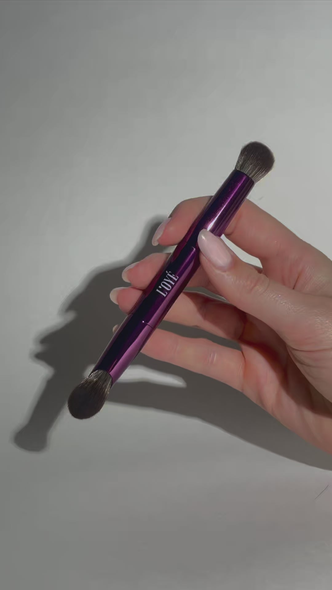Video laden: L'OYÉ Cosmetics F02 Double Agent - Concealer &amp; Buffing Brush