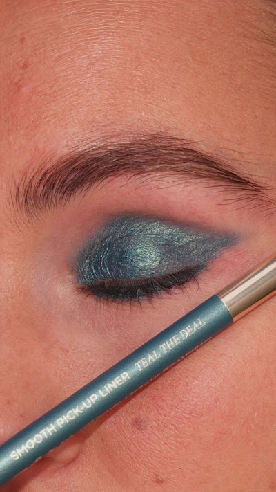 Metallic Pick up Liner van L'OYÉ Cosmetics is een waterproof oogpotlood. Dit in de kleur Teal the Deal, bekijk ook de andere 28 kleuren.