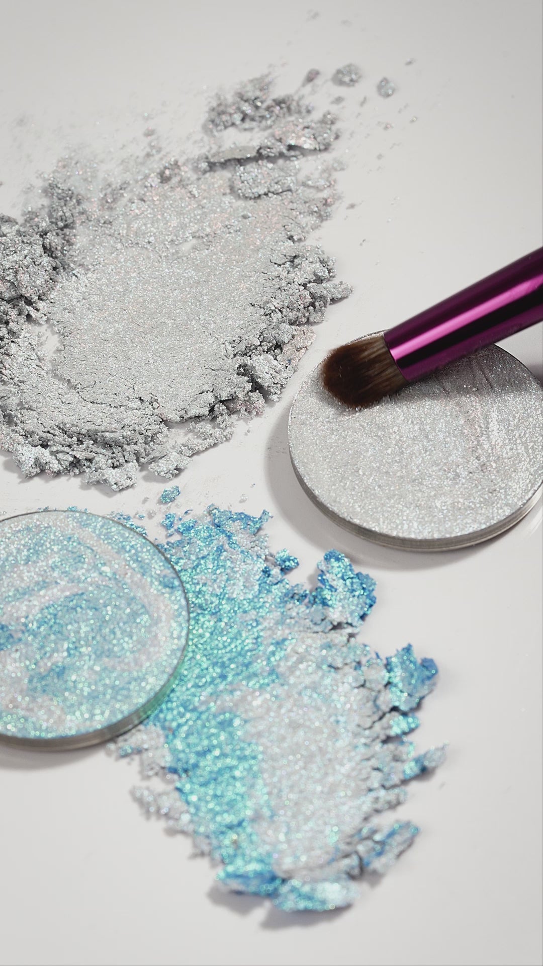 Eyeshadow Held Light