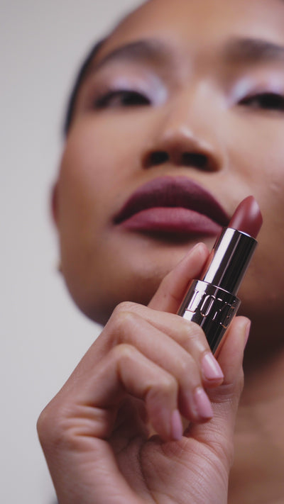 Bliss is een tint die moeiteloos op de lippen ligt, een rijke warm bruine kleur met een fluweelzachte matte finish. Aards, luxe en tijdloos met diepte. De lichte, demi-matte finish van Ethereal Touch zorgt voor een natuurlijke uitstraling met een zacht gedefinieerde rand. Deze lipstick voelt comfortabel aan en is ideaal voor een verzorgde look.