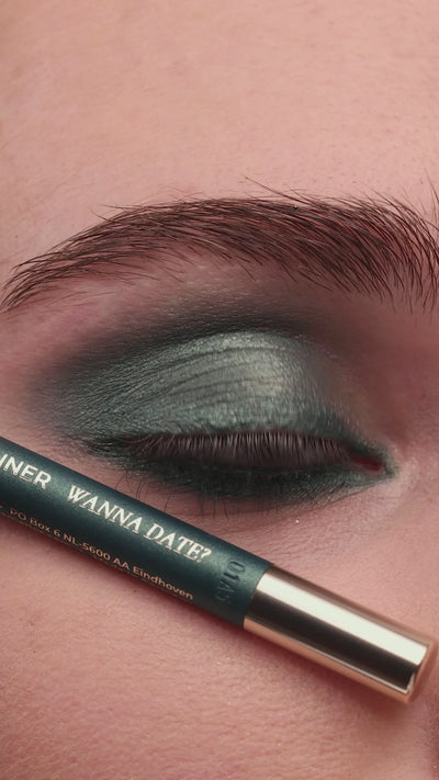 Metallic Pick up Liner van L'OYÉ Cosmetics is een waterproof oogpotlood. Dit in de kleur Wanna Date, bekijk ook de andere 28 kleuren.